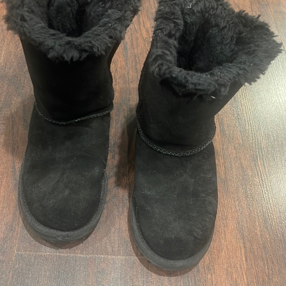 Used Girls Ugg boots size 4 - Picture 1 of 3